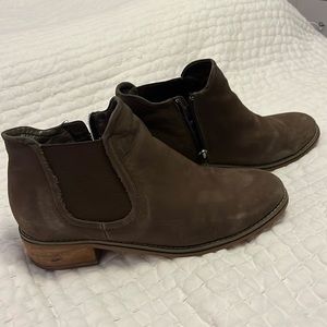 Blondo olive green chelsea boots
